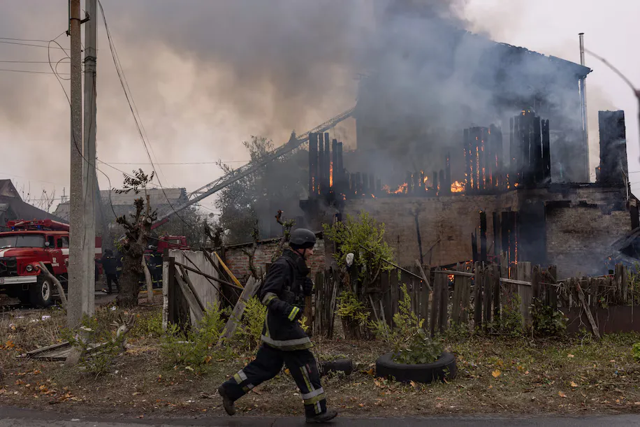 Українські пожежники відповідають на артилерійський обстріл у Покровську в Україні